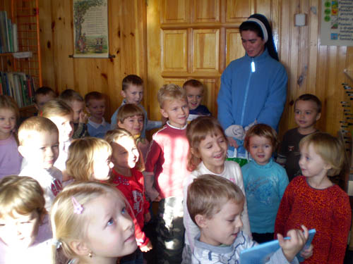 Przedszkolaki w bibliotece w Cmolasie